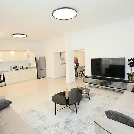 City Center Luxury Apartment In Netanya Bagian luar foto