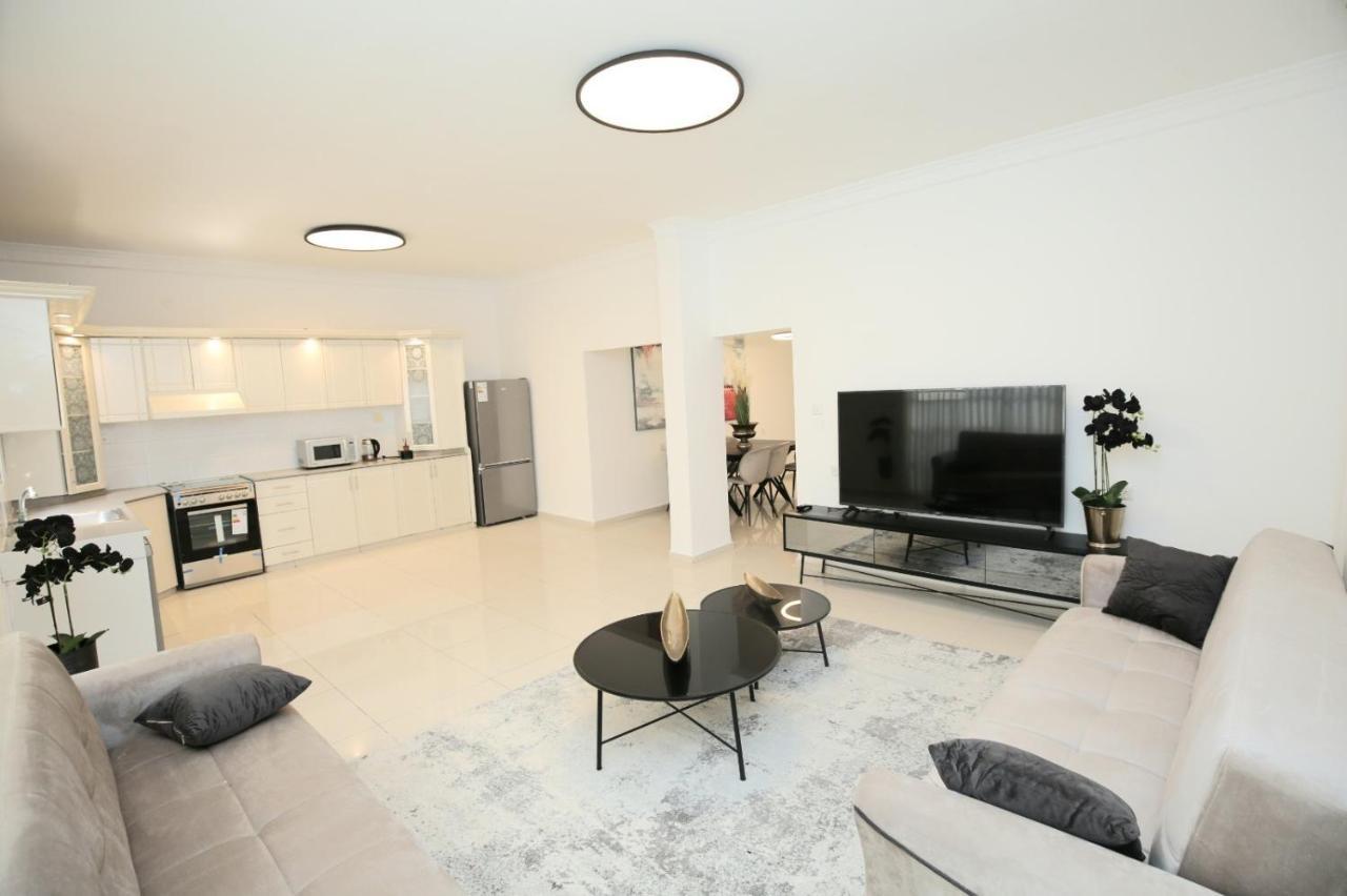 City Center Luxury Apartment In Netanya Bagian luar foto
